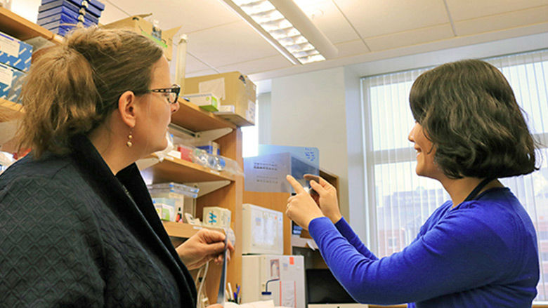 Drs. Eisch and Yun working in the lab