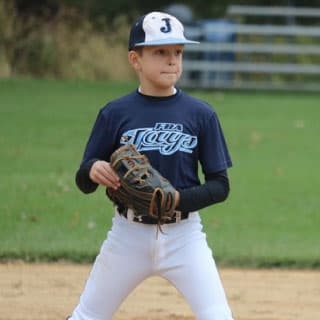 Junger Allergie-Patient spielt Baseball