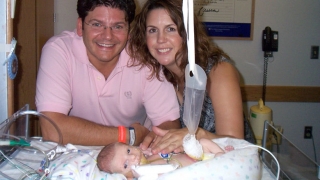 Vincenzo with his parents in the N/IICU
