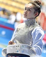 Maia preparing to fence at the 2020 Kazan World Cup.
