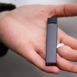 What you need to know about teen vaping hand holding vape