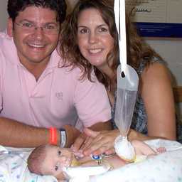 Vincenzo with his parents in the N/IICU Vincenzo with his parents in the N/IICU